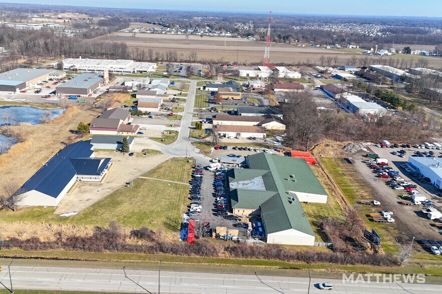 172 Reaser Ct, Elyria, OH à vendre - Photo du bâtiment - Image 2 de 3