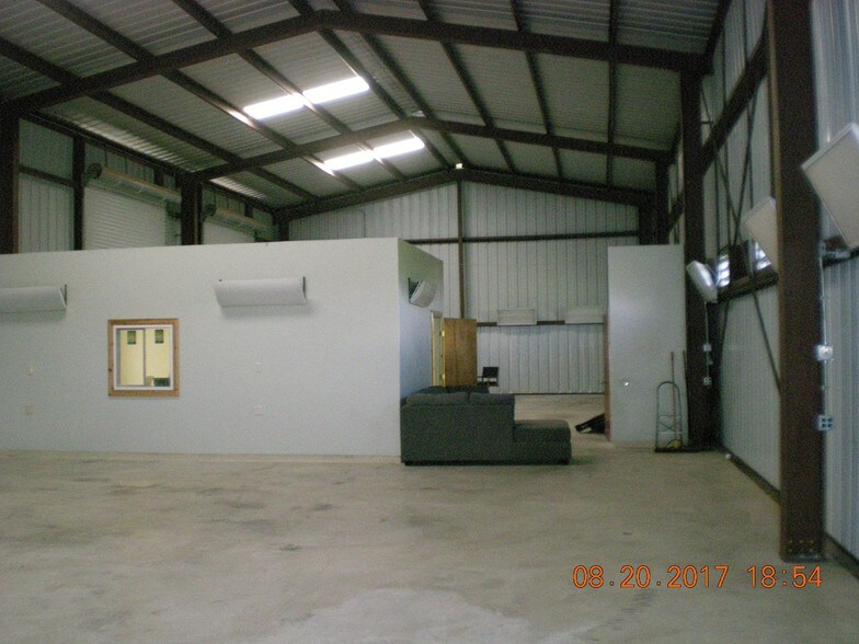 4718 FM 1327, Creedmoor, TX à louer - Photo du bâtiment - Image 3 de 6