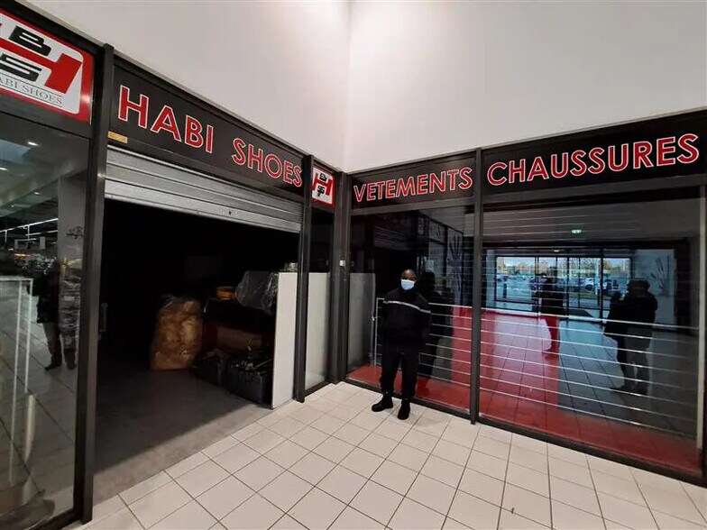 Retail in Roissy-En-Brie for lease - Building Photo - Image 1 of 1
