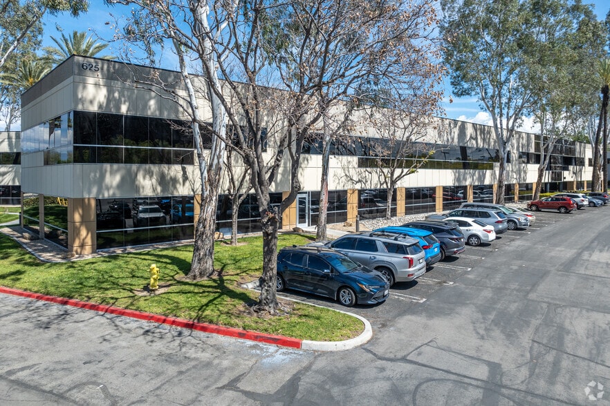 625 E Carnegie Dr, San Bernardino, CA à louer - Photo principale - Image 1 de 6