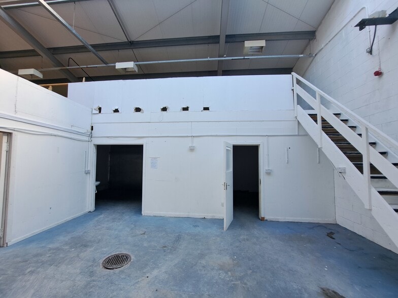 32-36 Allerdyce Dr, Glasgow for lease - Building Photo - Image 3 of 4