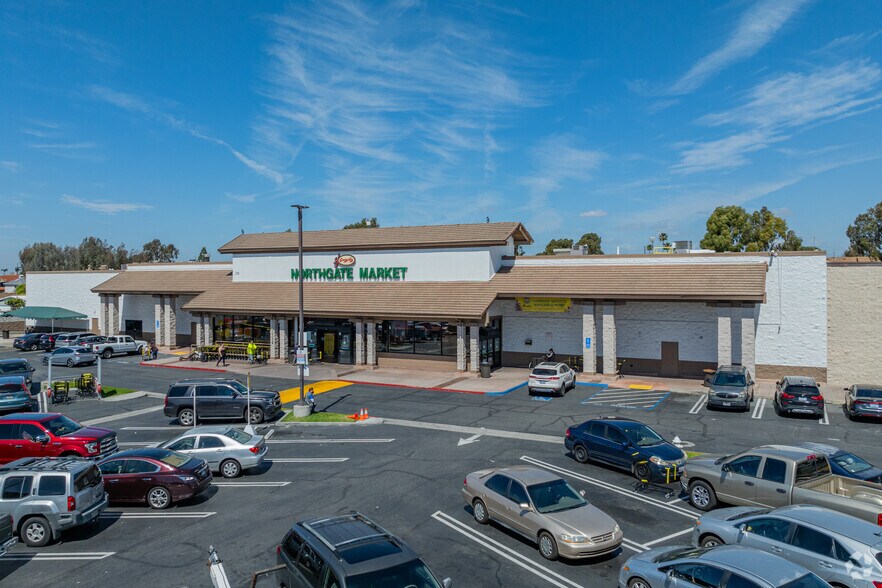 4001-4101 W 1st St, Santa Ana, CA à louer - Photo du bâtiment - Image 2 de 8