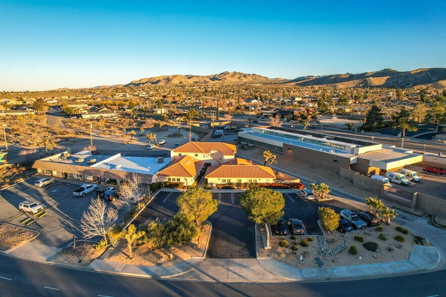 7255 Joshua Ln, Yucca Valley, CA à louer - Photo du bâtiment - Image 3 de 4