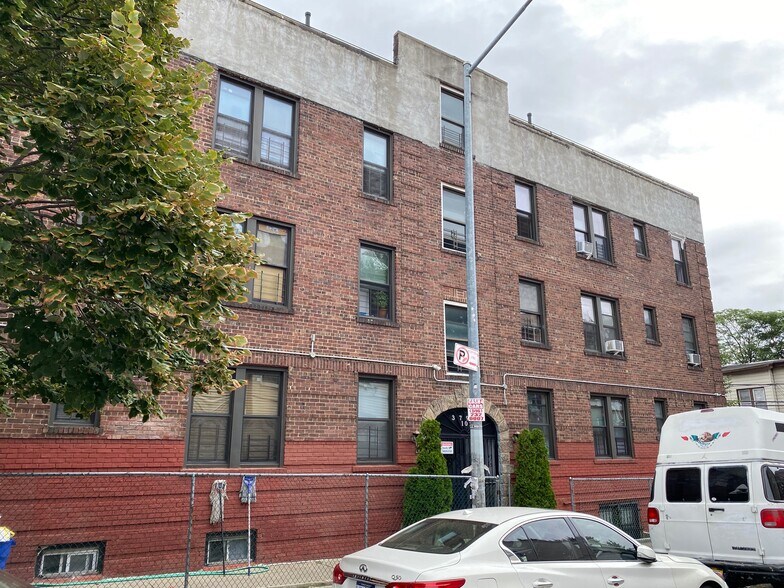 3791 102nd St, Corona, NY à vendre - Photo du bâtiment - Image 2 de 6