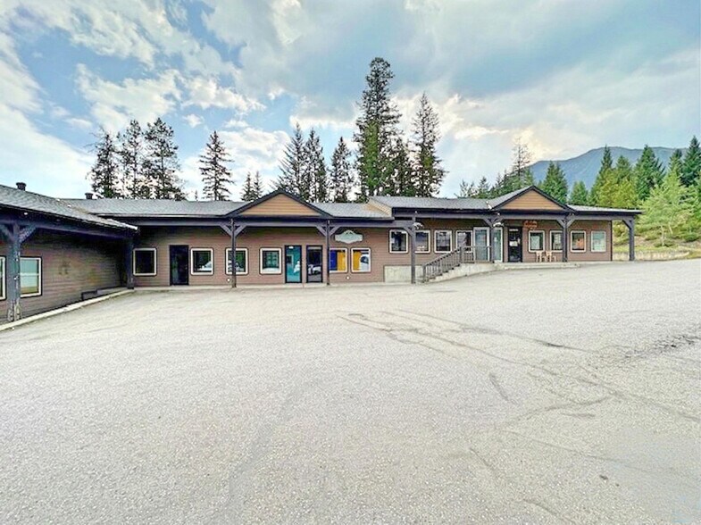 2200 Balmer Dr, Elkford, BC à vendre - Photo du bâtiment - Image 2 de 7