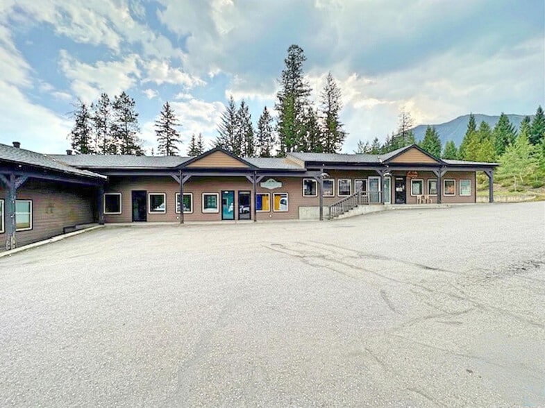 2200 Balmer Dr, Elkford, BC à vendre - Photo du bâtiment - Image 2 de 7