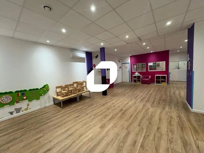 Bureau dans Montigny-le-Bretonneux à louer - Photo du bâtiment - Image 2 de 14