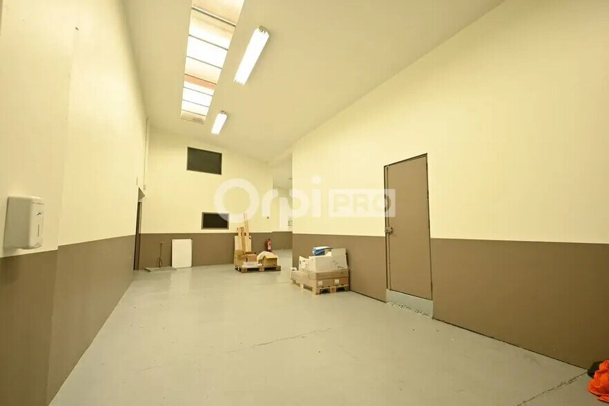 Flex dans Vaulx-en-Velin à louer - Photo du bâtiment - Image 2 de 12