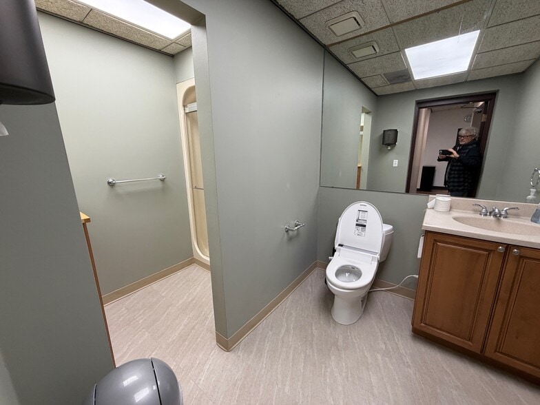 555 Elmwood Dr, Troy, MI for lease - Interior Photo - Image 2 of 14