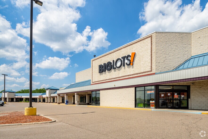 4157-4245 E Court St, Burton, MI à vendre - Photo du bâtiment - Image 1 de 23