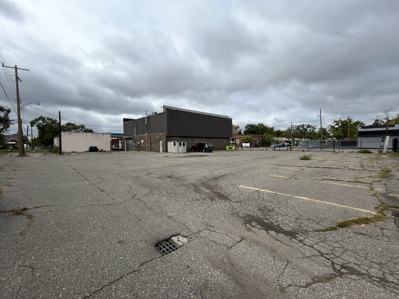 1228 7 Mile Rd, Detroit, MI for sale - Building Photo - Image 1 of 1