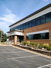 100 Prairie Center Dr, Eden Prairie, MN à louer Photo du bâtiment- Image 1 de 5