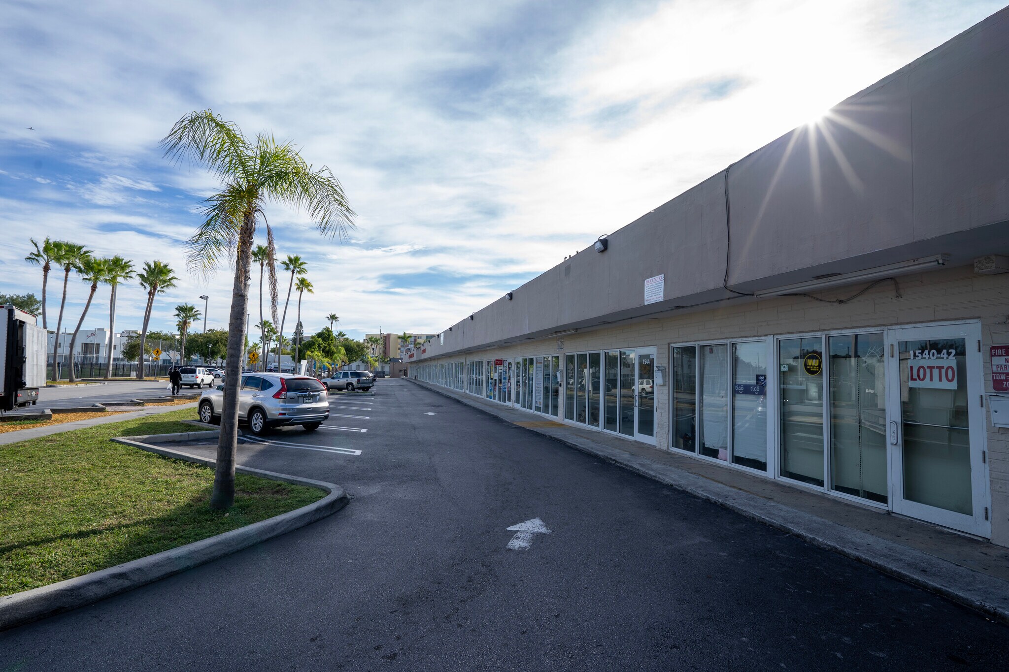 1540-1560 NE 165th St, Miami, FL à louer Photo principale- Image 1 de 6