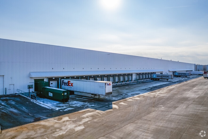 6225 Millcreek Dr, Mississauga, ON for lease - Building Photo - Image 3 of 5