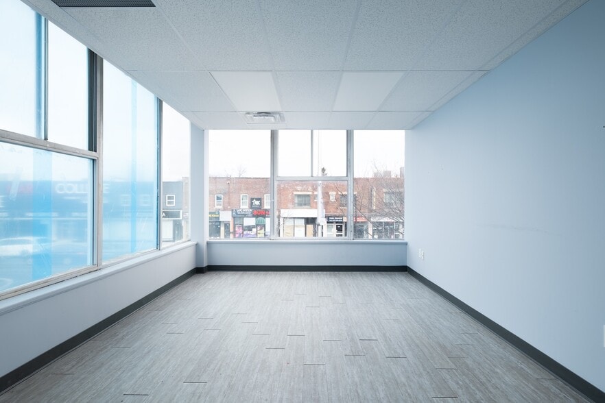 2927 Danforth Av, Toronto, ON for lease - Building Photo - Image 2 of 10
