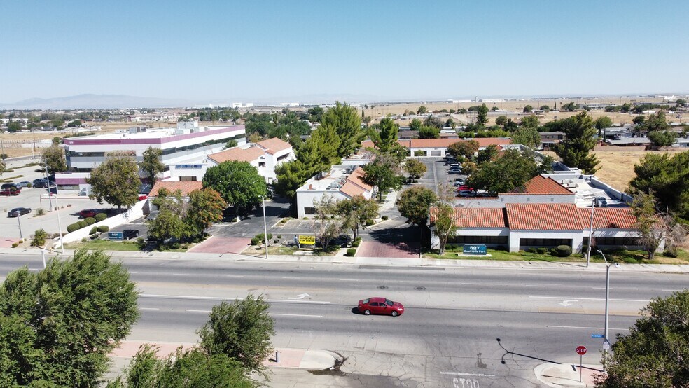1543 E Palmdale Blvd, Palmdale, CA à louer - Aérien - Image 2 de 6