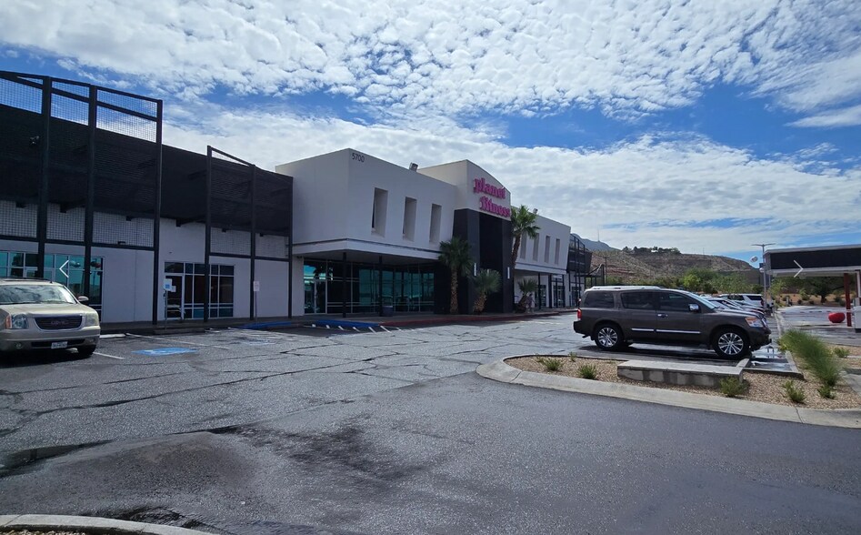 5700 N Mesa Dr, El Paso, TX à louer - Photo du bâtiment - Image 1 de 18