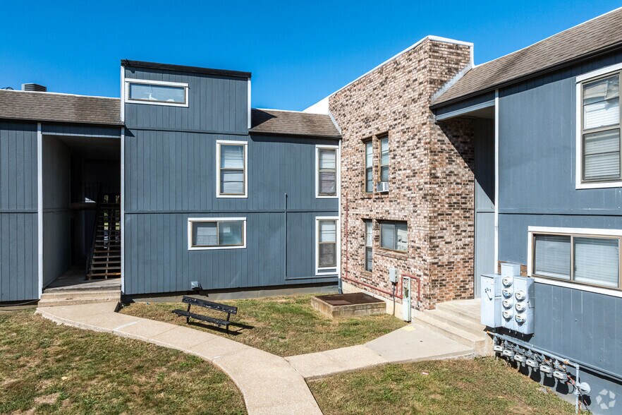 13900 Grandboro Ln, Grandview, MO à vendre - Photo du bâtiment - Image 2 de 19