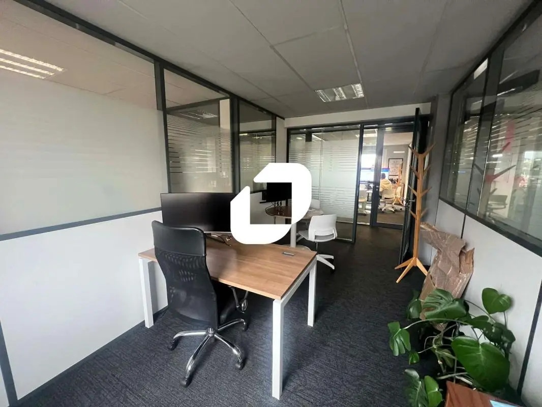 Office in Lille for lease Interior Photo- Image 1 of 12