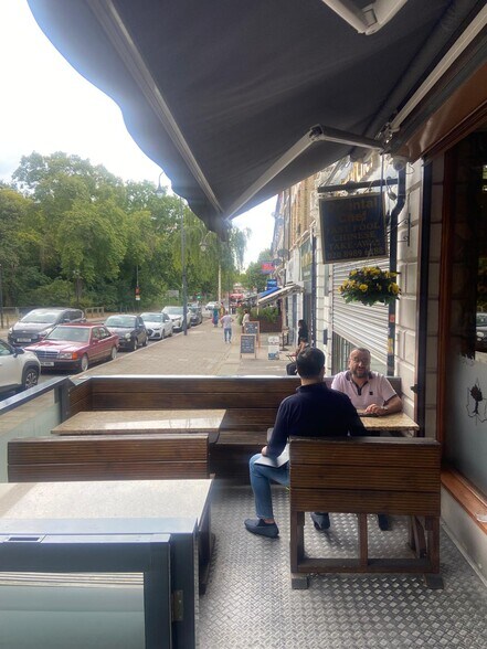 27 High St, Londres à vendre - Photo du bâtiment - Image 2 de 12