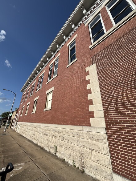 121 W Walnut St, Rogers, AR for sale - Building Photo - Image 2 of 22