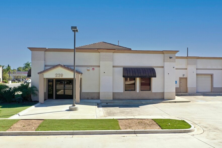 239 N Brea Blvd, Brea, CA à louer - Photo du bâtiment - Image 1 de 10