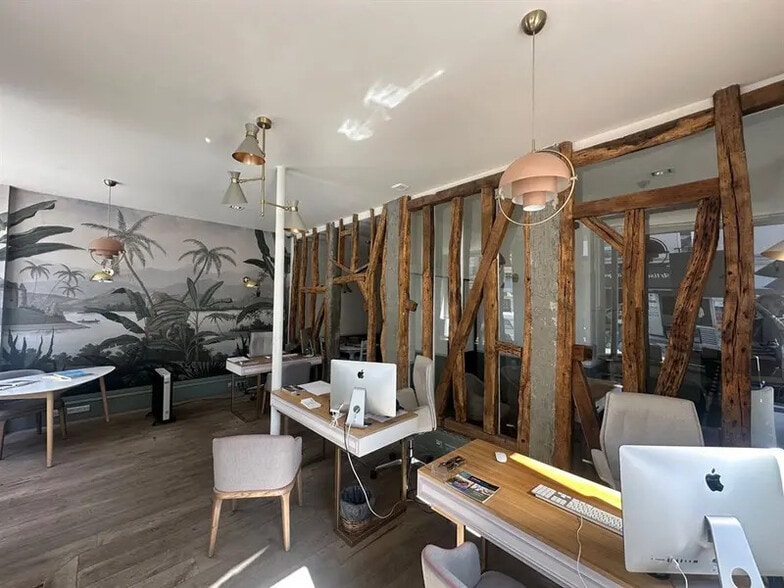 Retail in Paris for lease - Interior Photo - Image 2 of 3