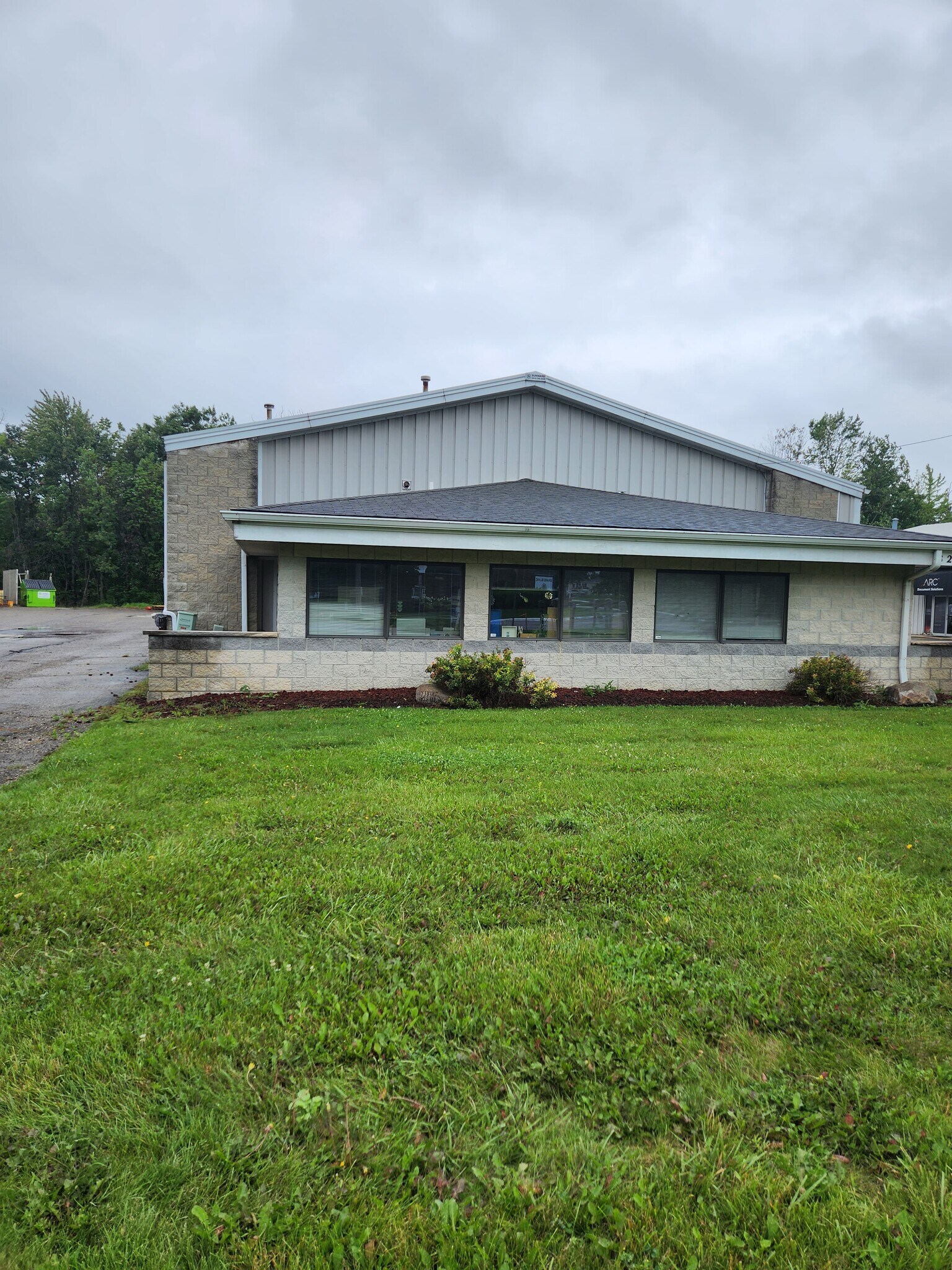 8240-8244 Embury Rd, Grand Blanc, MI à vendre Photo du bâtiment- Image 1 de 4
