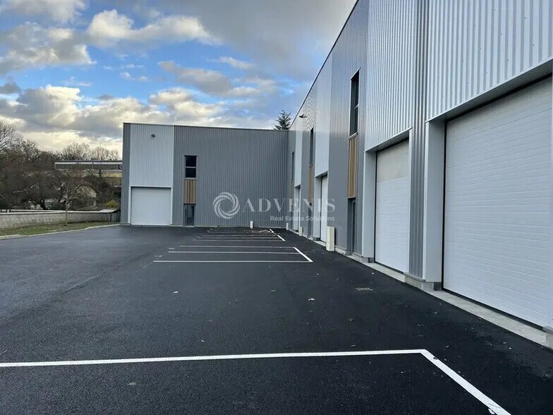 Flex in Saint-Genis-Laval for lease - Building Photo - Image 3 of 9