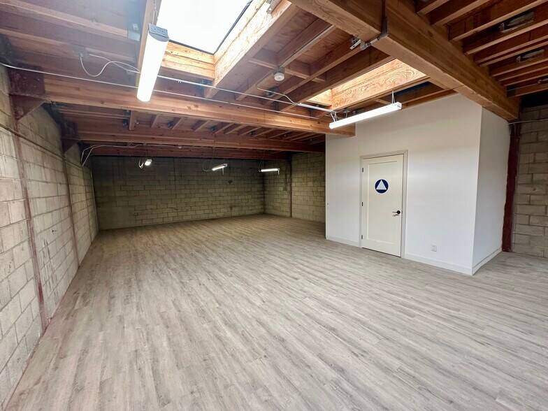 7528 Clybourn Ave, Sun Valley, CA à louer - Photo du bâtiment - Image 2 de 22