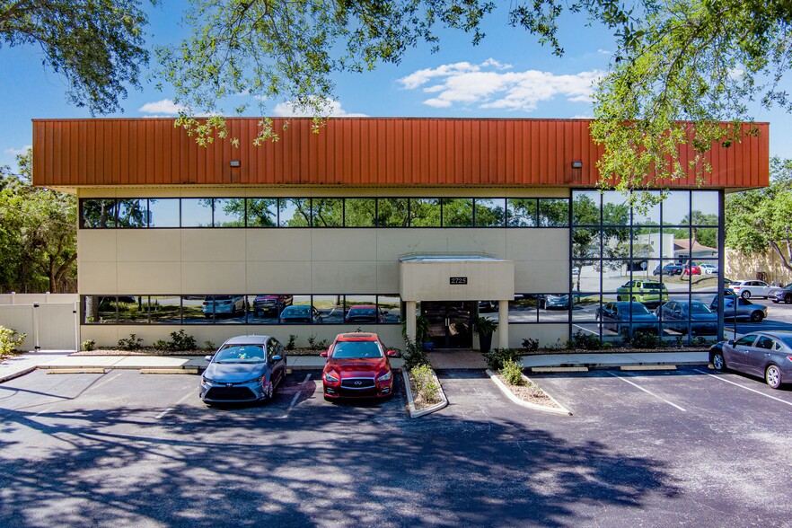 2725 Center Pl, Melbourne, FL à vendre - Photo du bâtiment - Image 2 de 52