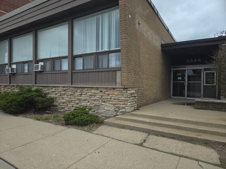 3344 W Peterson Ave, Chicago, IL for lease - Building Photo - Image 1 of 1