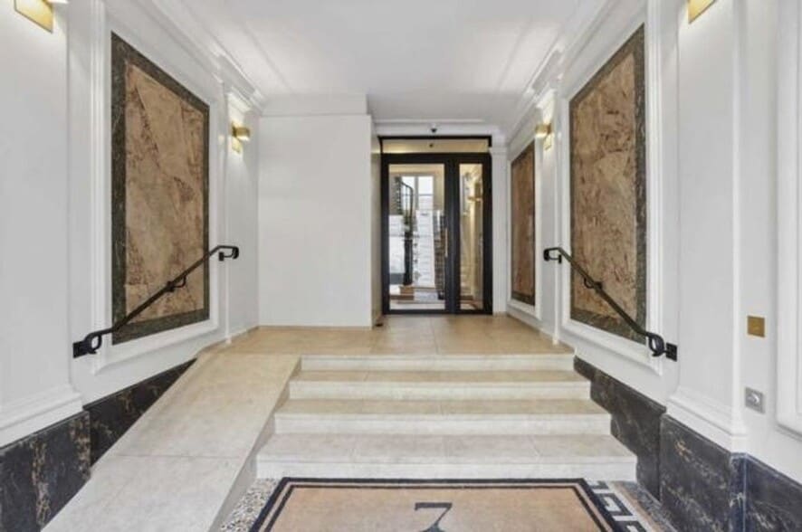 7 Square Du Roule, Paris for lease - Lobby - Image 2 of 9