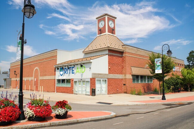 Plus de détails pour 101 S Main St, Newark, NY - Commerce de détail à vendre