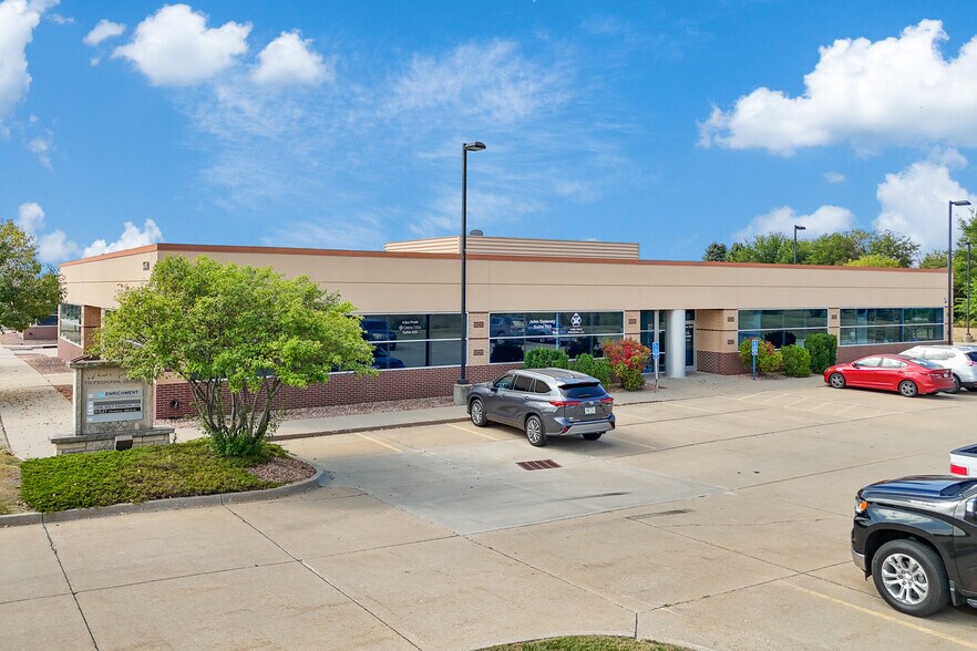 5530 W Parkway, Johnston, IA à vendre - Photo du bâtiment - Image 1 de 1