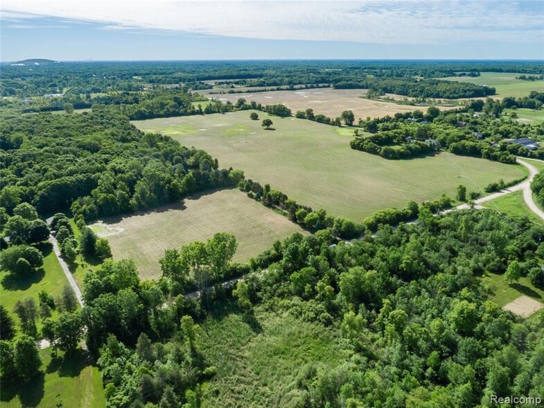 000 Six Mile Rd, Northville, MI à vendre - Photo du bâtiment - Image 2 de 7