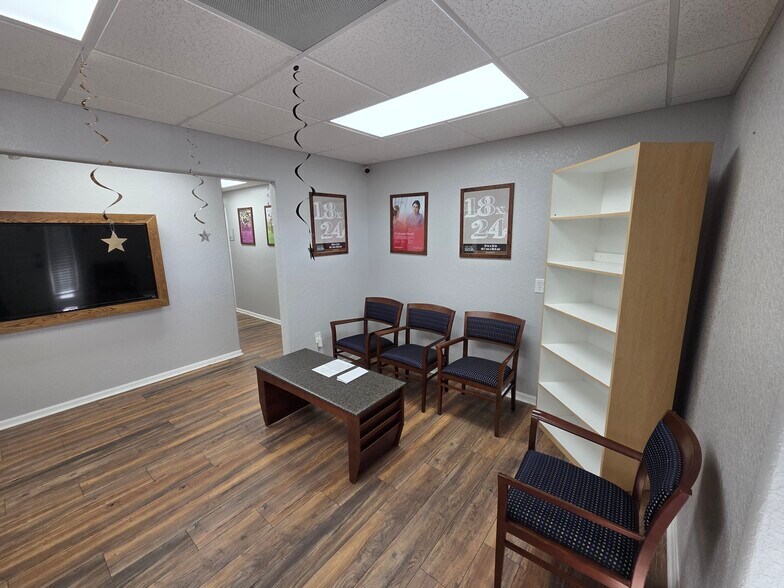 143 N Oakwood Ave, Brandon, FL à louer - Photo du bâtiment - Image 2 de 31
