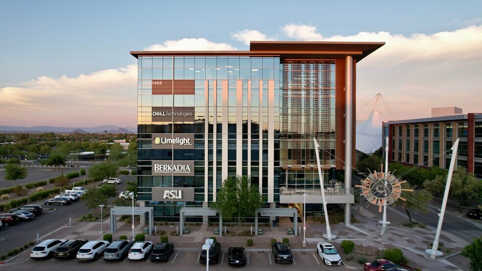 1465 N Scottsdale Rd, Scottsdale, AZ à louer - Photo du bâtiment - Image 2 de 5