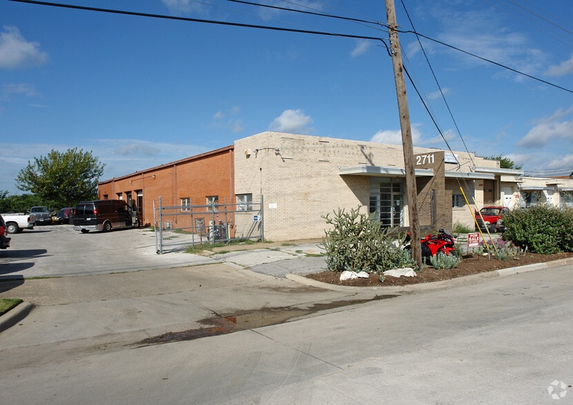 2711 Irving Blvd, Dallas, TX for lease - Building Photo - Image 2 of 3