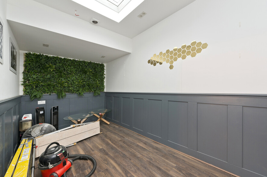 195 Portobello Rd, London for lease - Interior Photo - Image 3 of 4