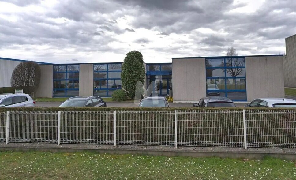 Bureau dans Saint-Pierre-du-Perray à louer - Photo du bâtiment - Image 1 de 11