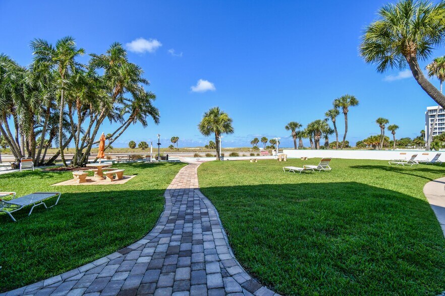 11730 Gulf Blvd, Treasure Island, FL à vendre - Photo du bâtiment - Image 3 de 15