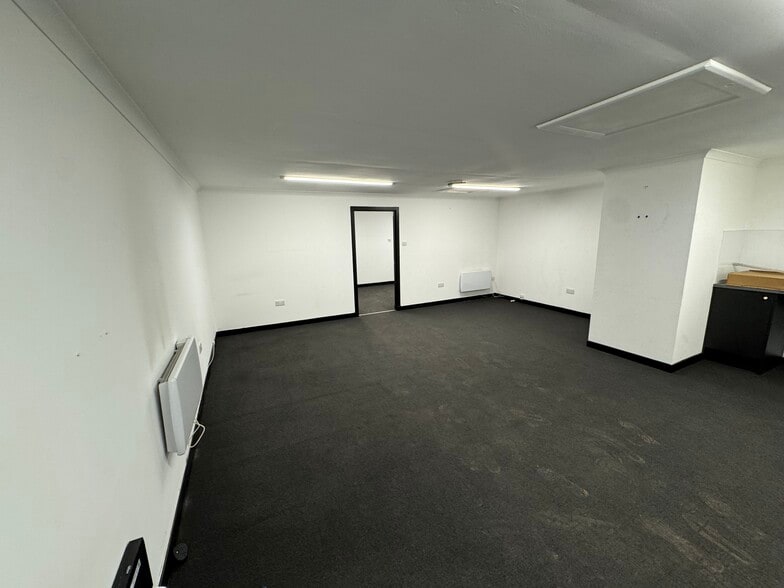 1-21 Old Mill Park, Kirkintilloch for lease - Building Photo - Image 3 of 7