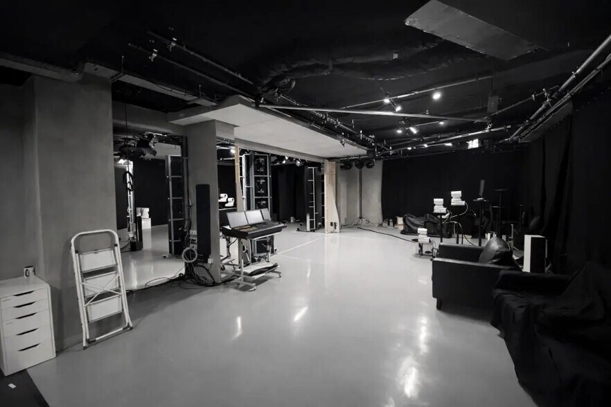 Commerce de détail dans Paris à louer - Photo du bâtiment - Image 2 de 9