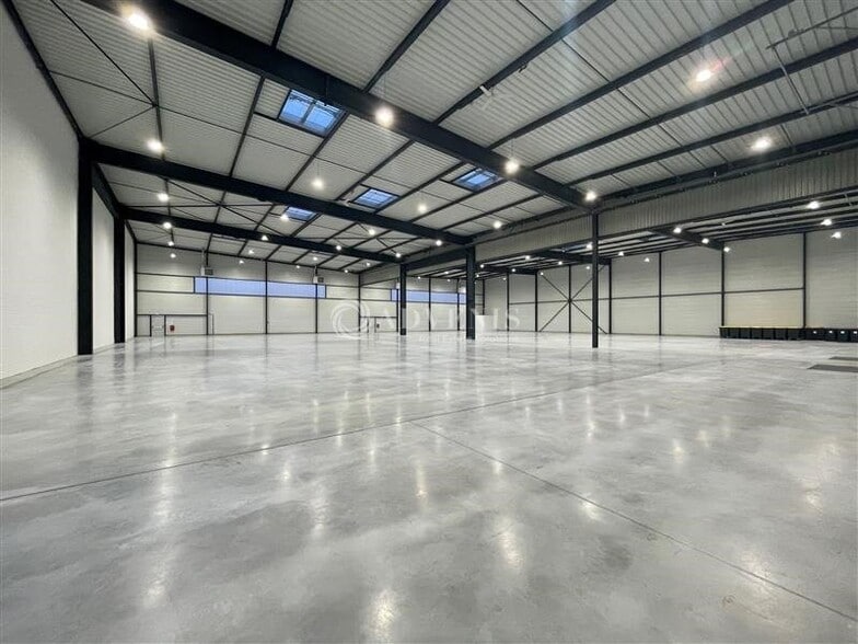 Industrial in Le Bourget for lease - Building Photo - Image 2 of 9