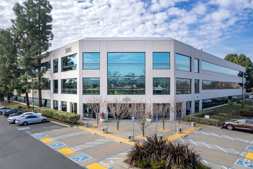 39300 Civic Center Dr, Fremont, CA à louer - Photo du bâtiment - Image 3 de 9