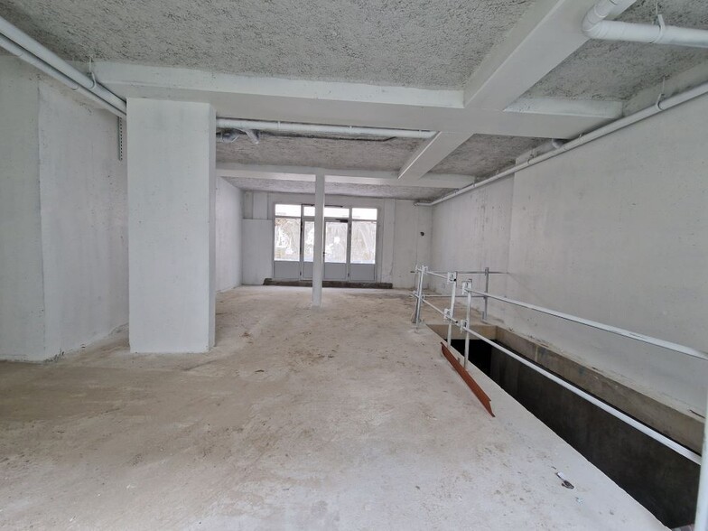 Retail in Paris for sale - Interior Photo - Image 2 of 8