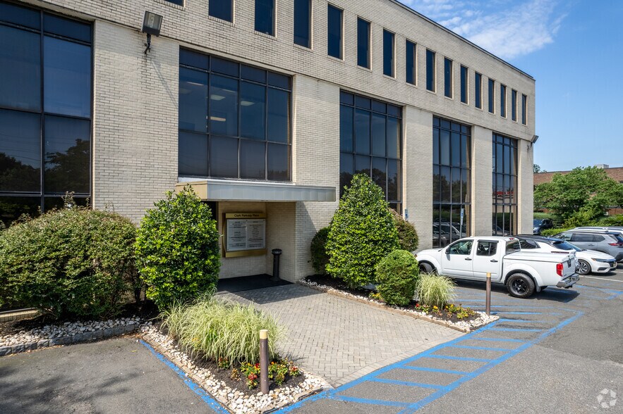 136 Central Ave, Clark, NJ à louer - Photo du bâtiment - Image 2 de 5