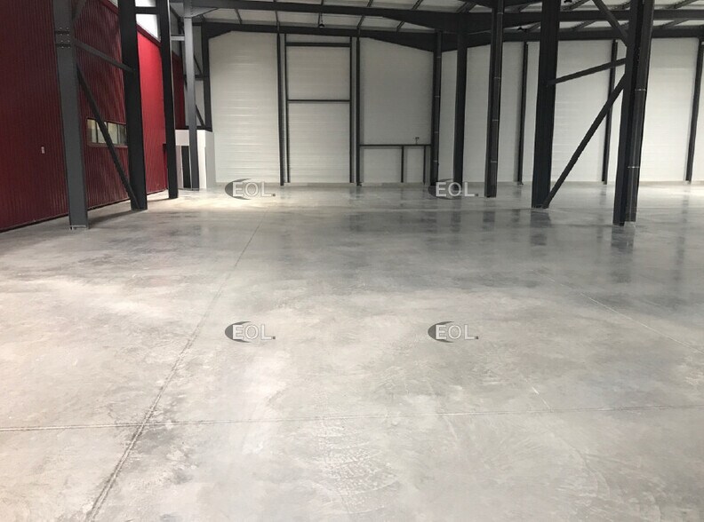 Flex in Signes for lease - Interior Photo - Image 2 of 2