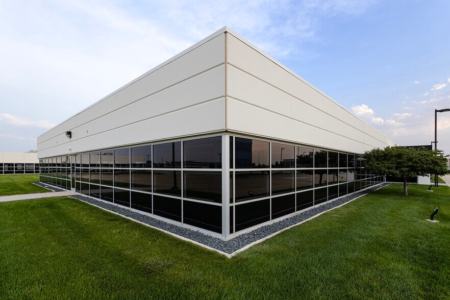 12150 Meredith Dr, Urbandale, IA à louer - Photo du bâtiment - Image 2 de 15